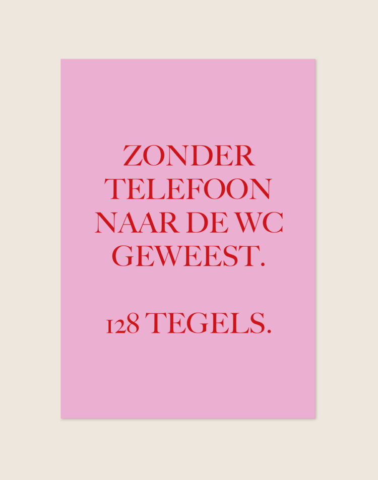Sfeervolle roze poster 128 tegels met rode letters en de tekst Zonder telefoon naar de wc geweest. 128 tegels., sfeervol opgehangen in een toiletruimte.