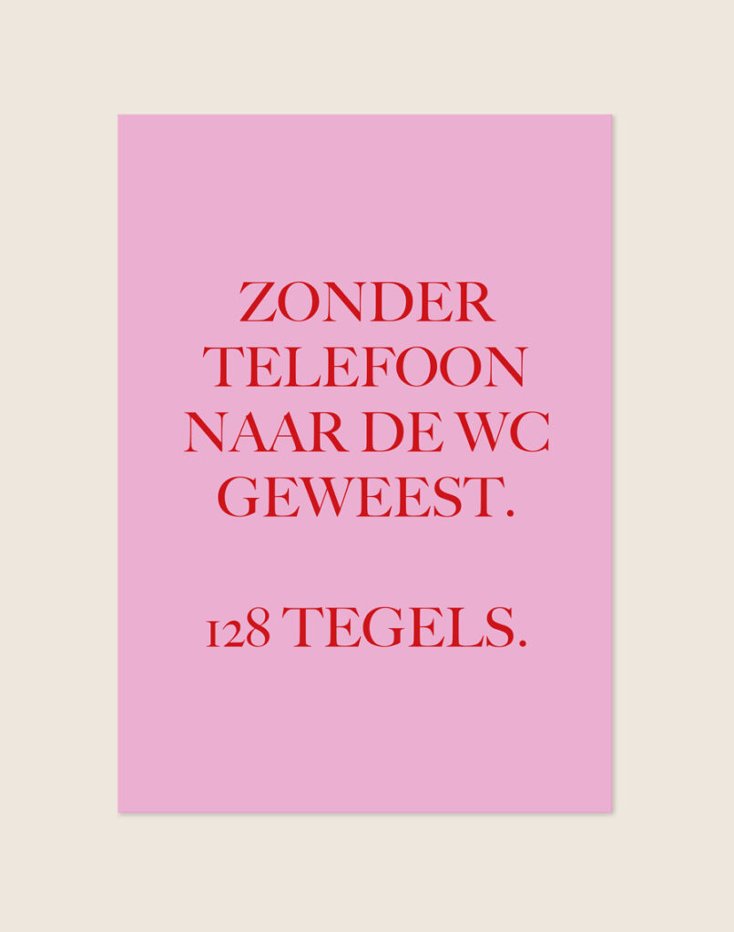 Sfeervolle roze poster 128 tegels met rode letters en de tekst Zonder telefoon naar de wc geweest. 128 tegels., sfeervol opgehangen in een toiletruimte.