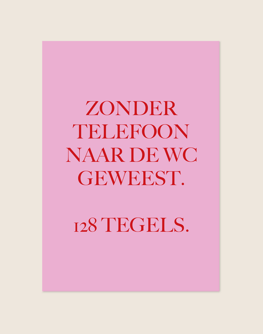 Sfeervolle roze poster 128 tegels met rode letters en de tekst Zonder telefoon naar de wc geweest. 128 tegels., sfeervol opgehangen in een toiletruimte.