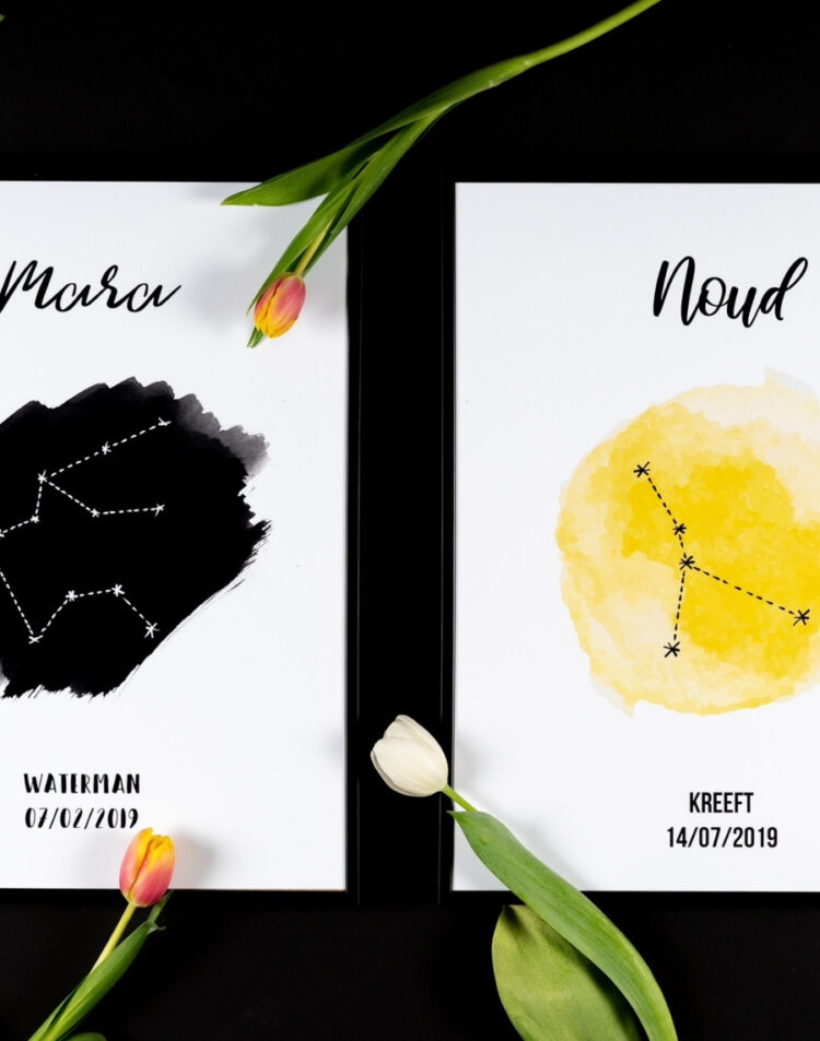 Bovenaanzicht van twee gepersonaliseerde sterrenbeeldposters met de namen Mara (Waterman) en Noud (Kreeft) op een zwarte achtergrond, gedecoreerd met tulpen.