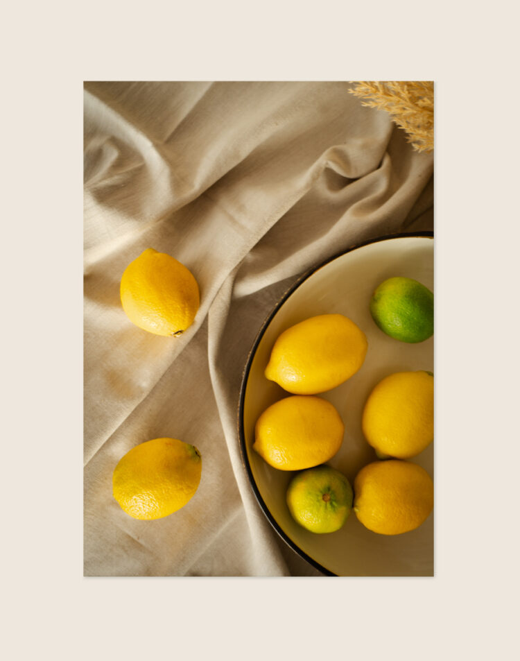Sfeervolle poster van een mediterrane tafel gedekt met verse citroenen en rustiek servies, stijlvol opgehangen boven de eettafel in een warme keuken.