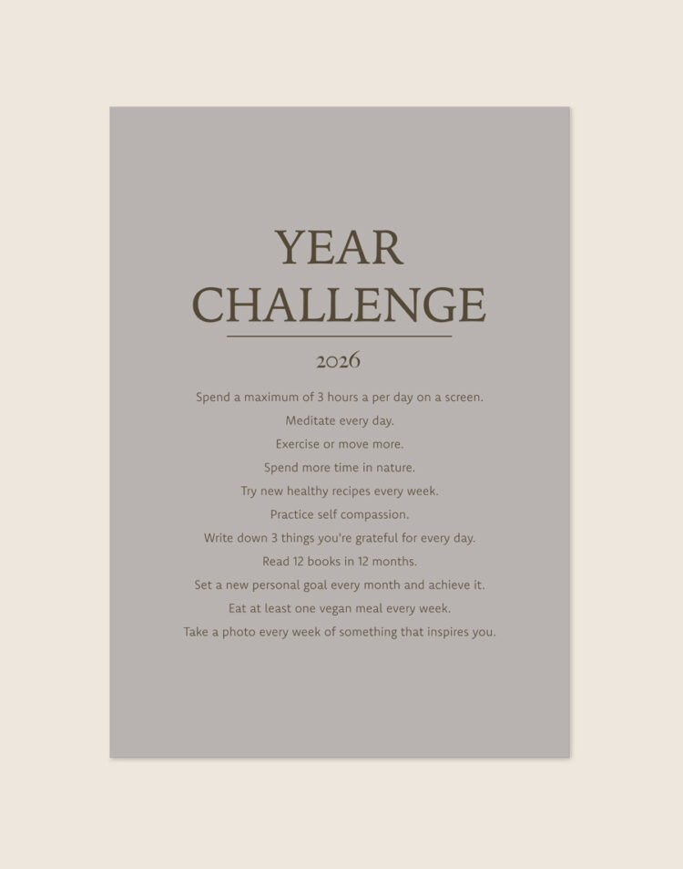 Serene taupegrijze Poster 2026 Challenge met elegante donkere letters en een lijst van 11 positieve leefstijl-uitdagingen voor het jaar 2026, sfeervol opgehangen in een ruimte.
