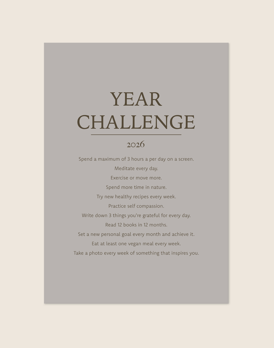 Serene taupegrijze Poster 2026 Challenge met elegante donkere letters en een lijst van 11 positieve leefstijl-uitdagingen voor het jaar 2026, sfeervol opgehangen in een ruimte.