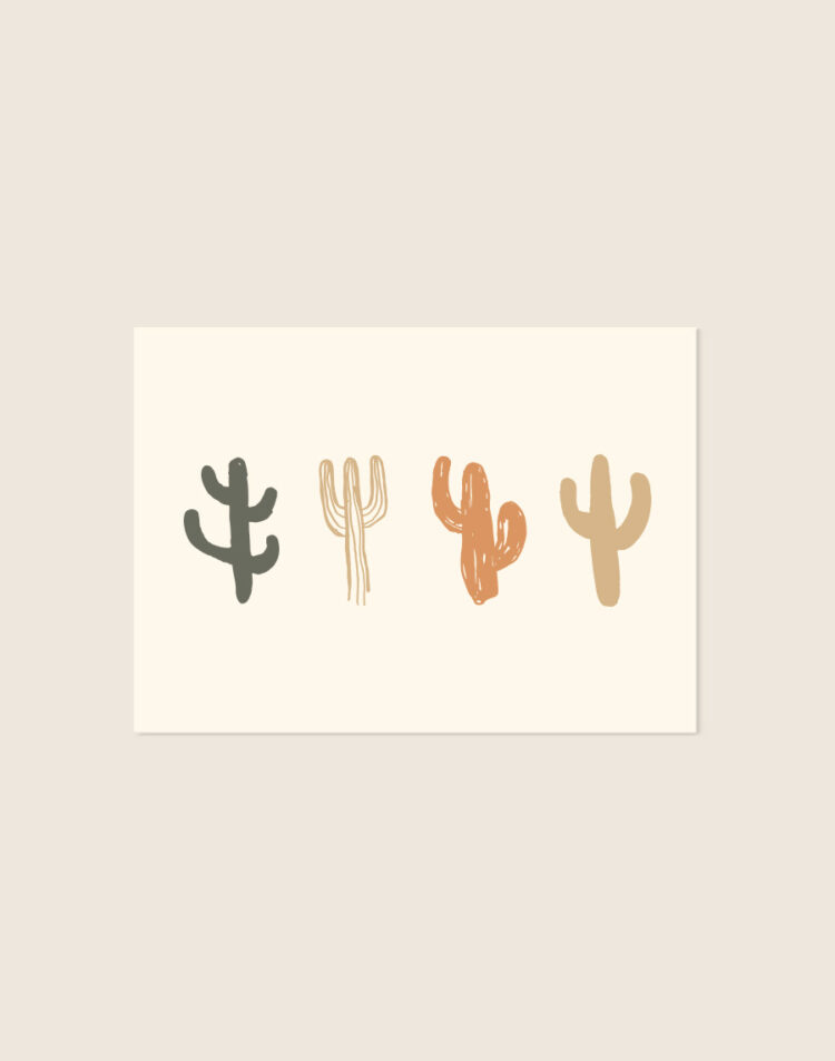 Een horizontale, minimalistische poster met een effen lichte, crèmekleurige achtergrond. In het midden staan vier abstracte cactussen naast elkaar op een rij. Van links naar rechts: een massieve donkerolijfgroene cactus, een lichtbeige cactus getekend met dunne lijnen, een oranjebruine/terracotta cactus ingekleurd met ruwe krassen, en een massieve lichtbruine cactus.