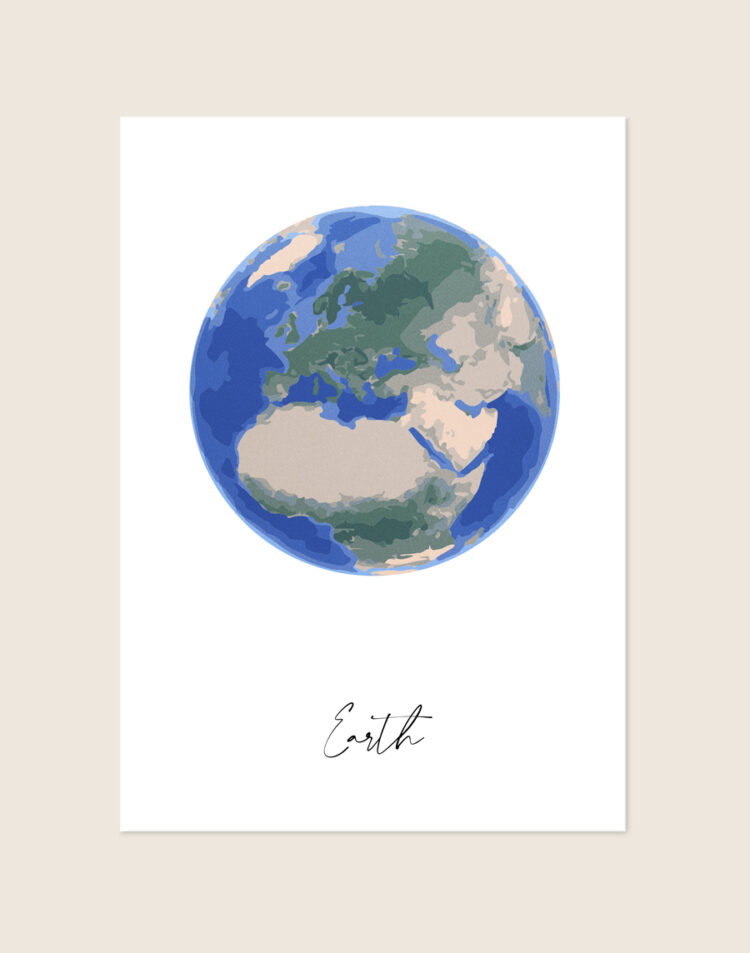 Sfeervolle Poster Aarde met een geïllustreerde wereldbol van de planeet Earth en sierlijke zwarte letters op een witte achtergrond, sfeervol opgehangen in een ruimte.