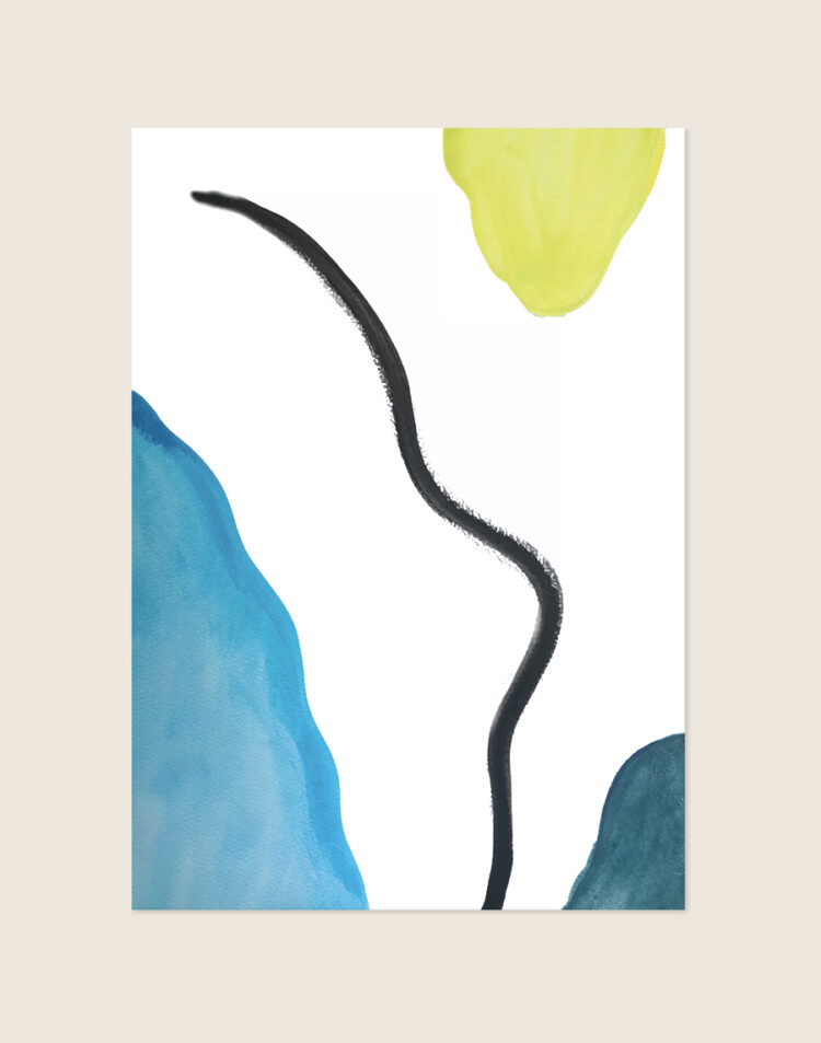 Moderne abstracte poster met blauwe en gele aquarel shapes, een donkerblauwe vorm en een zwarte golvende penceelstreek op een witte achtergrond.