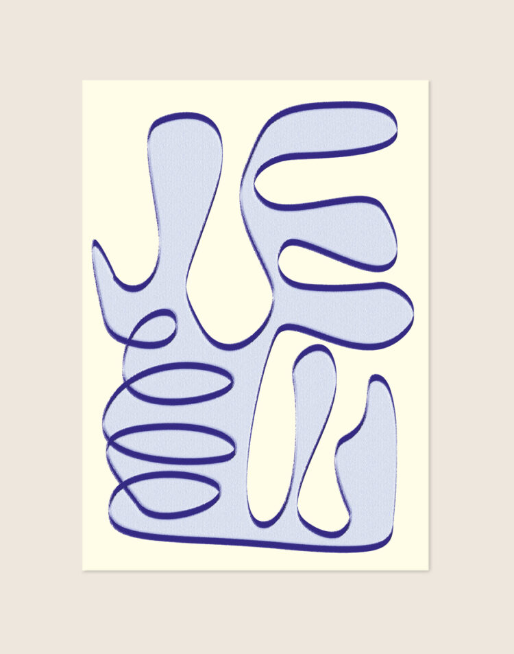 Abstracte poster met een organisch blauw figuur met spiraalvormen en donkerblauwe contouren op een lichte, warm-witte achtergrond.