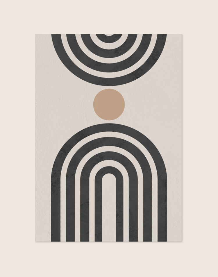 Minimalistische abstracte poster met gestreepte donkergrijze bogen en een zandkleurige cirkel op een warme crèmekleurige achtergrond.