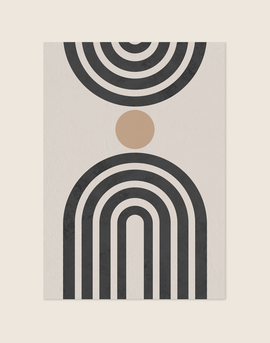Minimalistische abstracte poster met gestreepte donkergrijze bogen en een zandkleurige cirkel op een warme crèmekleurige achtergrond.