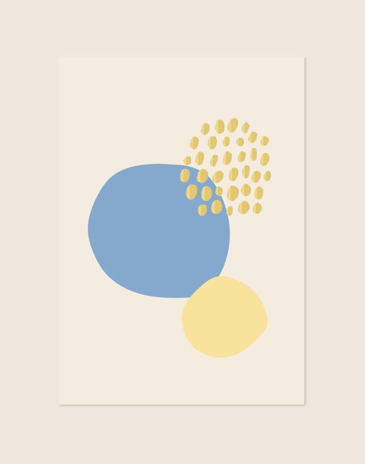 Minimalistische abstracte poster met organische ronde vormen in hemelsblauw en zachtgeel met goudgele stippen op een warme crèmekleurige achtergrond.