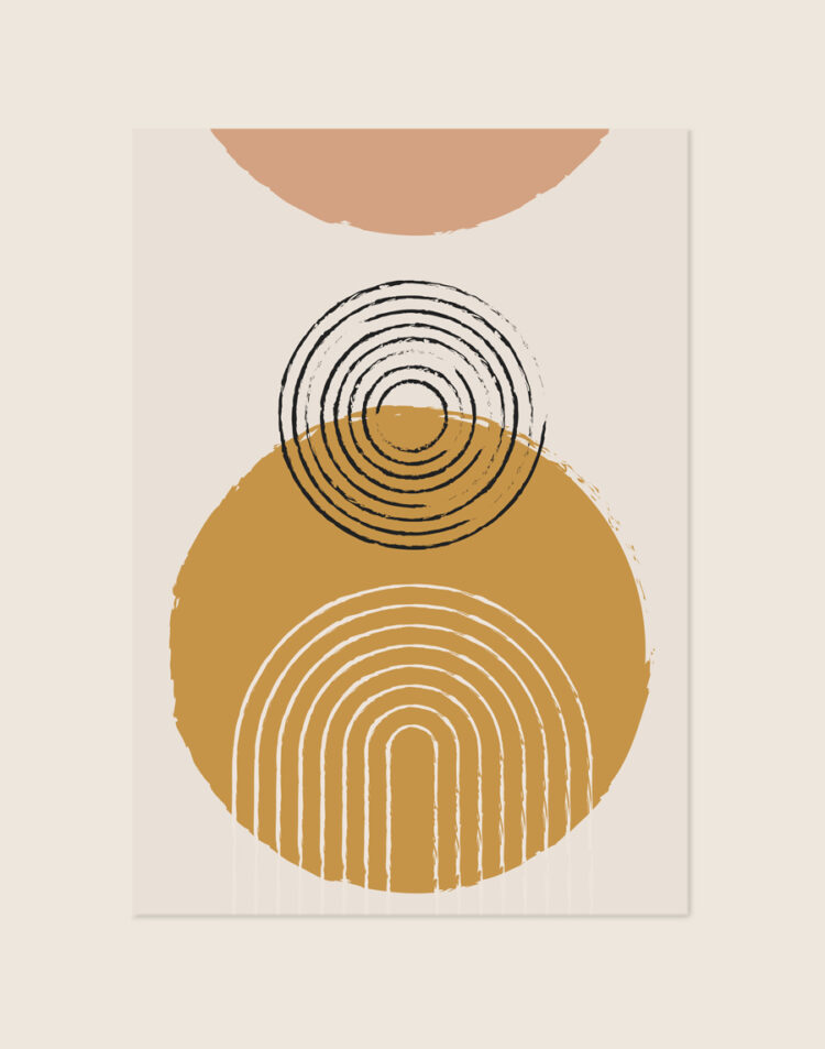 Minimalistische abstracte poster met een grote okergele cirkel, zwarte spiraallijnen, een witte bogenstructuur en een poederroze halve cirkel op een crèmekleurige achtergrond.