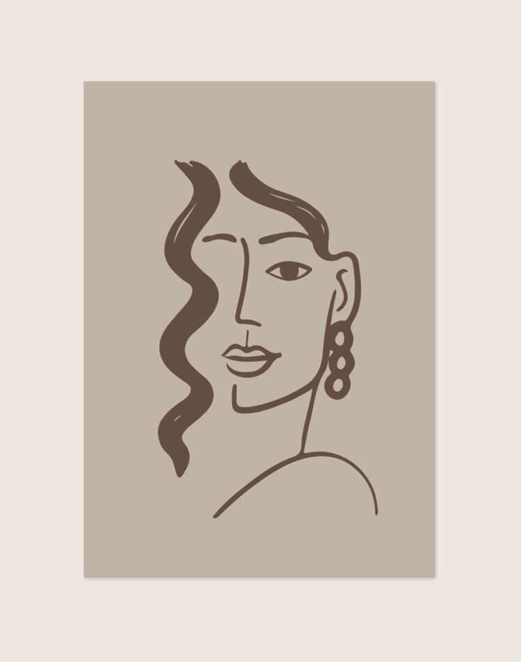 Minimalistische poster met een abstracte lijntekening van een vrouwengezicht met golvend haar in donkerbruin op een zachte beige-greige achtergrond.