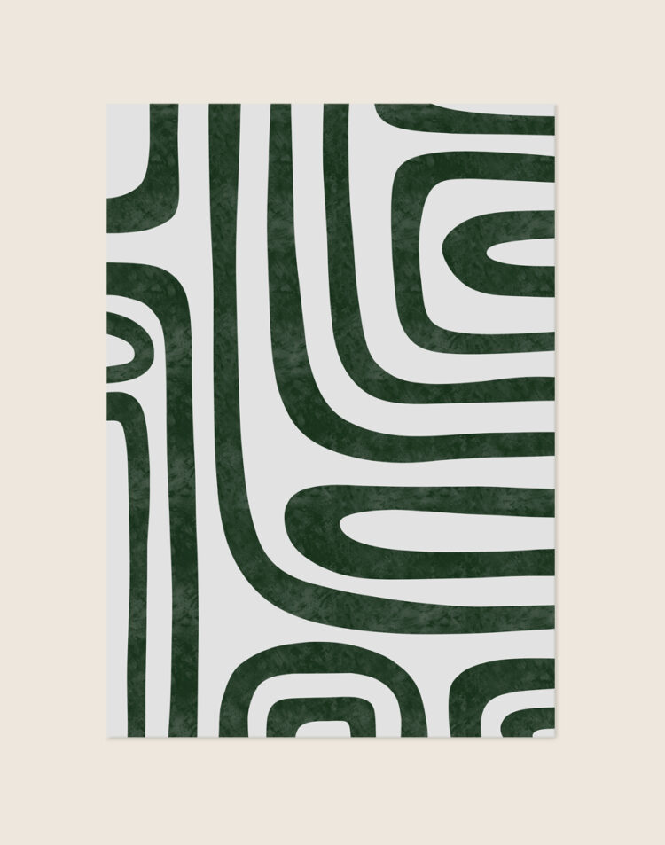 Minimalistische abstracte poster met een doolhofachtig patroon van dikke meanderende donkergroene strepen op een lichtgrijze achtergrond.
