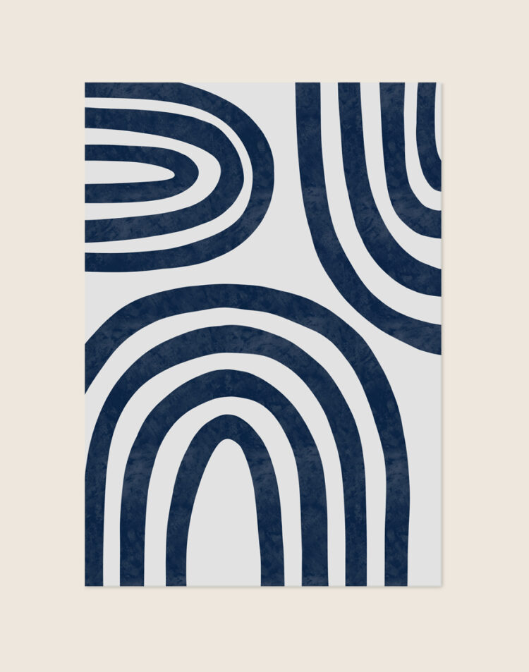 Minimalistische abstracte poster met ritmische concentrische bogen in diep marineblauw met subtiele textuur op een lichtgrijze achtergrond.