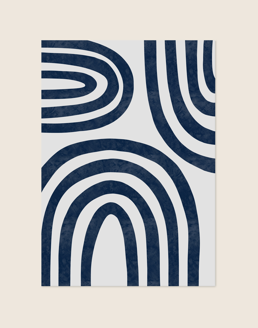 Minimalistische abstracte poster met ritmische concentrische bogen in diep marineblauw met subtiele textuur op een lichtgrijze achtergrond.