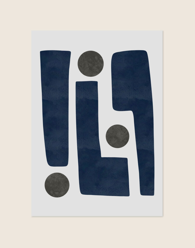 Minimalistische abstracte poster met marineblauwe organische vlakken en drie antracietgrijze cirkels op een lichtgrijze achtergrond.