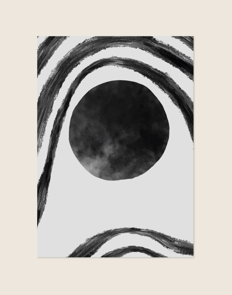 Minimalistische abstracte poster met een zwarte cirkel en gebogen, golvende inktstreken met penseeltextuur in zwart en grijs op een lichtgrijze achtergrond.