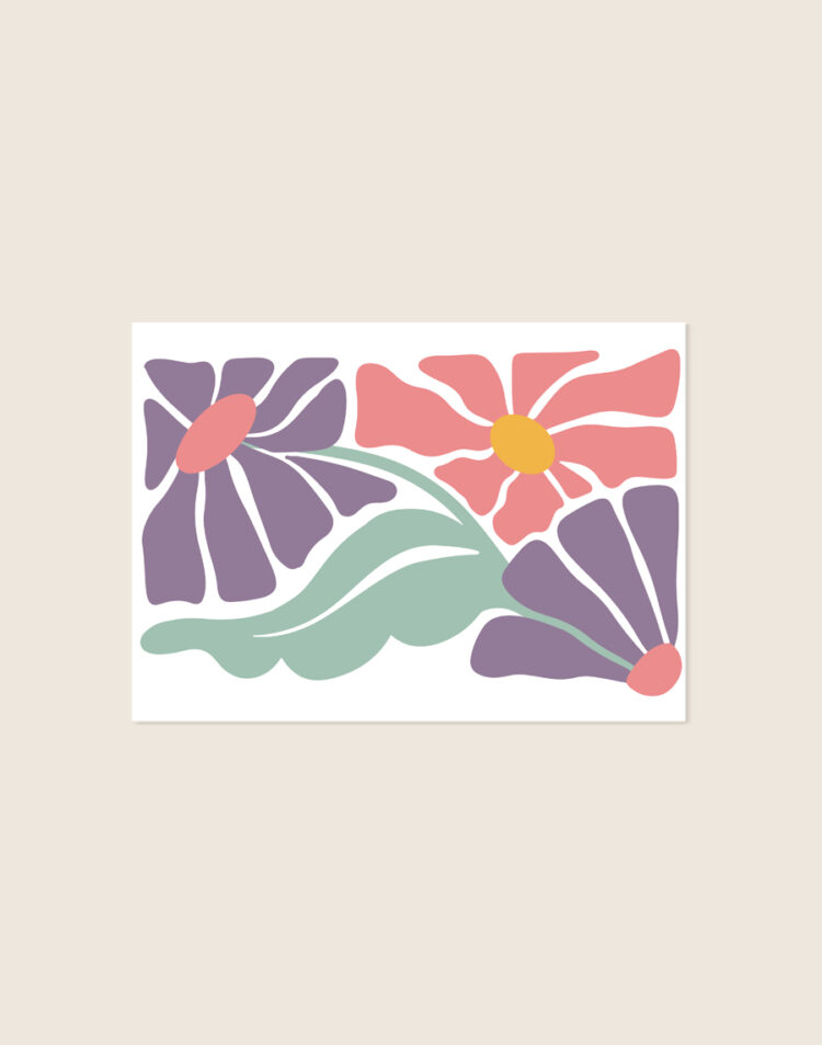 Liggende abstracte poster met een botanische illustratie van grote bloemen in lila paars, koraalroze en een saliegroen blad op een witte achtergrond.