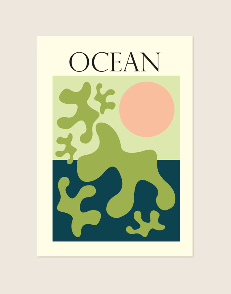 Abstracte poster met het woord OCEAN en een illustratie van olijfgroen zeewier, een perzikroze zon en een diepblauwe zee op een lichte achtergrond.