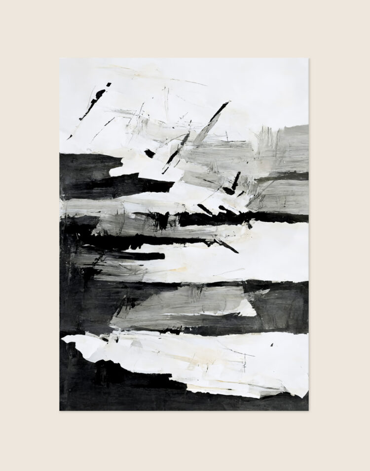 Expressieve abstracte poster met gelaagde verfstructuur in warmgrijs, zwart en wit.
