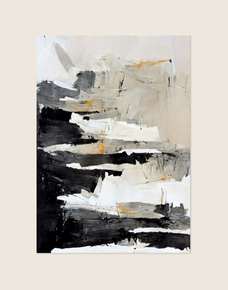 Expressieve abstracte poster met gelaagde verfvegen en paletmes-textuur in zwart, grijs, beige en wit met subtiele okergele accenten.