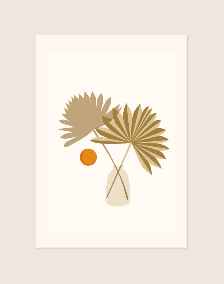 Minimalistische botanische poster met een abstracte illustratie van twee beige gedroogde palmbladeren in een vaas met een oranje cirkel op een lichte achtergrond.