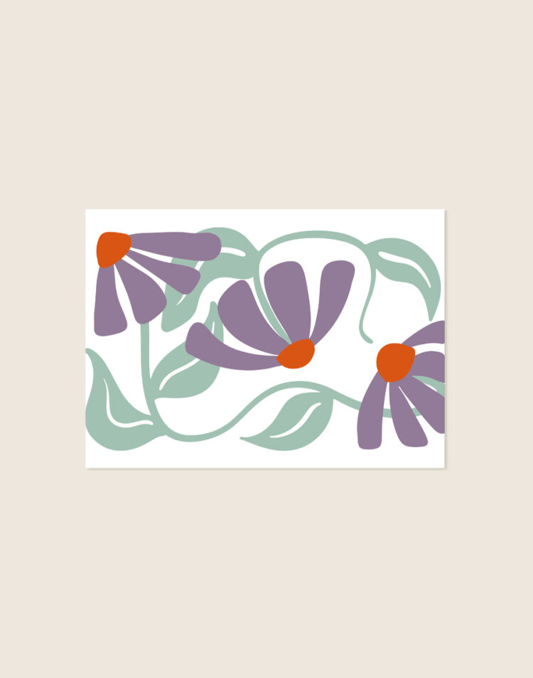 Liggende abstracte poster met een botanische illustratie van drie paars-lila bloemen met oranje harten en saliegroene rankende stelen op een witte achtergrond.