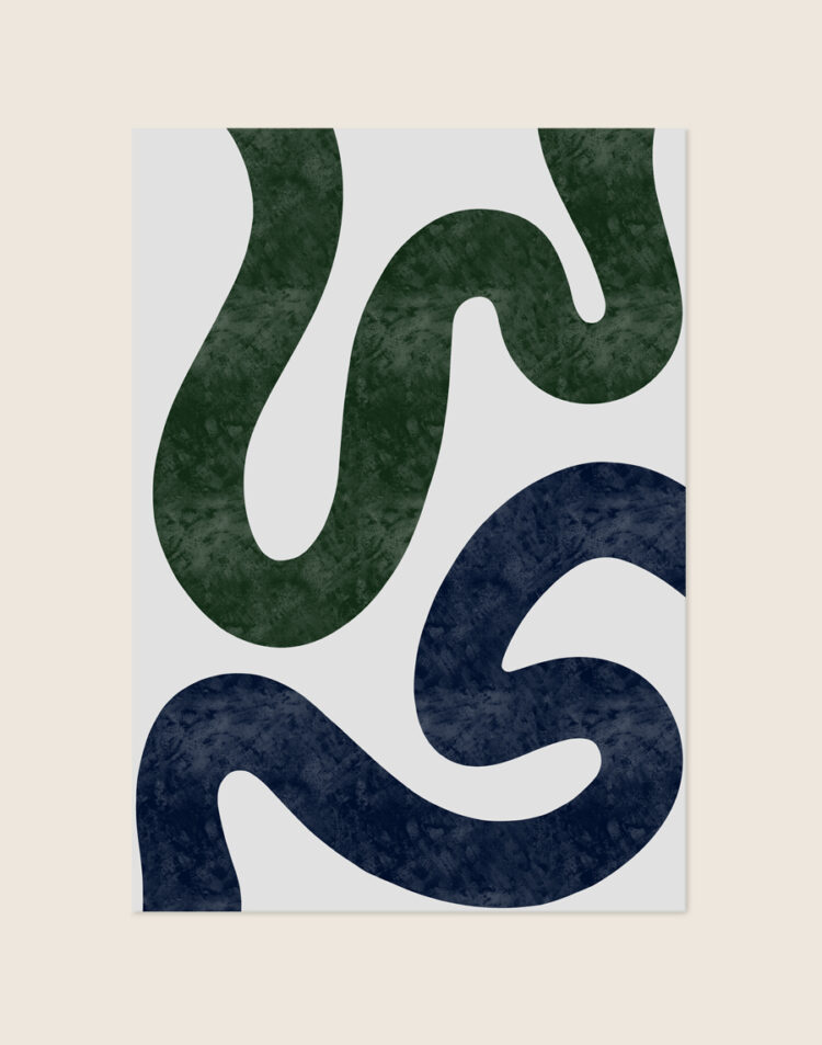 Minimalistische abstracte poster met twee brede meanderende vormen in donkergroen en marineblauw met textuur op een lichtgrijze achtergrond.
