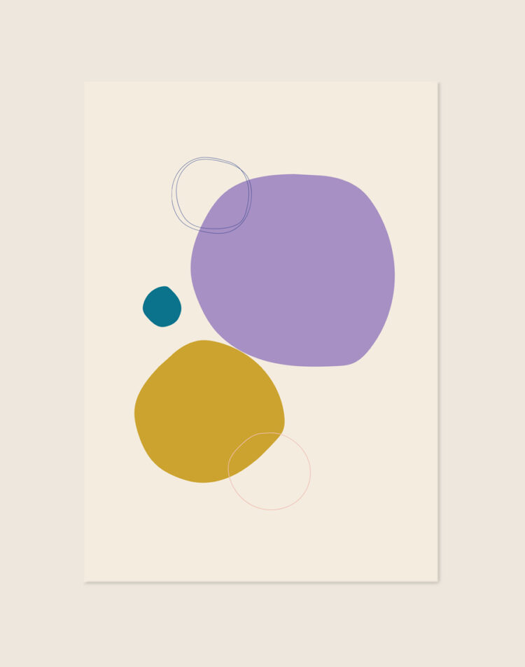 Minimalistische abstracte poster met organische ronde vormen in lila-paars, okergeel en petrolblauw met fijne cirkellijnen op een crèmekleurige achtergrond.