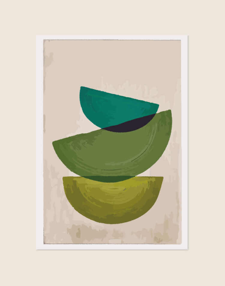 Abstracte geometrische poster met drie gestapelde halve cirkels in smaragdgroen, mosgroen en olijfgroen met geschilderde textuur op een zandkleurige achtergrond.