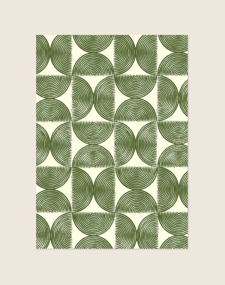 Grafische poster met een herhalend patroon van gestreepte halve cirkels in een olijfgroene linosnede-stijl op een zandkleurige achtergrond.
