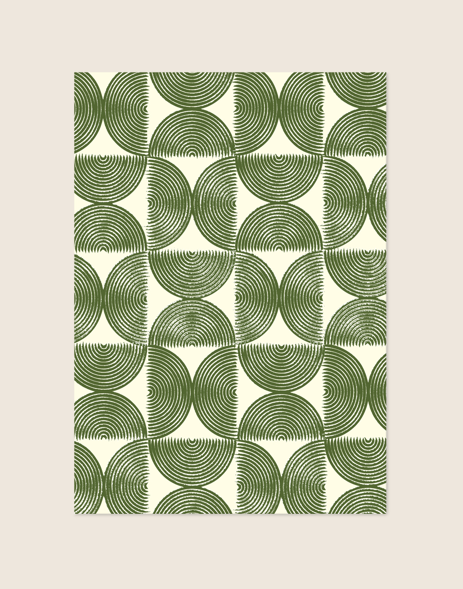Grafische poster met een herhalend patroon van gestreepte halve cirkels in een olijfgroene linosnede-stijl op een zandkleurige achtergrond.