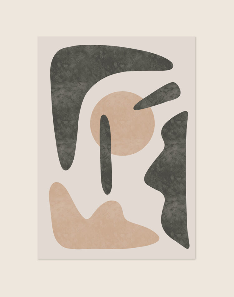 Minimalistische abstracte poster met organische, vloeibare vormen in donkerantraciet en zandbeige op een zachte lichtgrijze achtergrond.