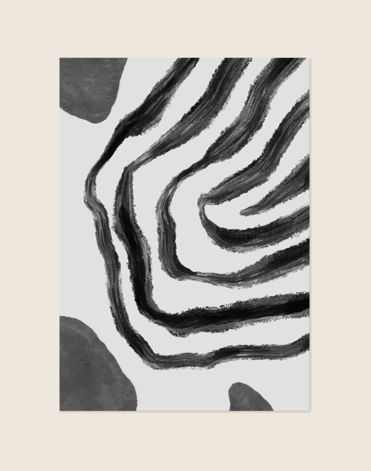 Minimalistische abstracte poster met golvende zwarte inktstreken en donkergrijze organische steenvormen met aquareltextuur op een lichtgrijze achtergrond.