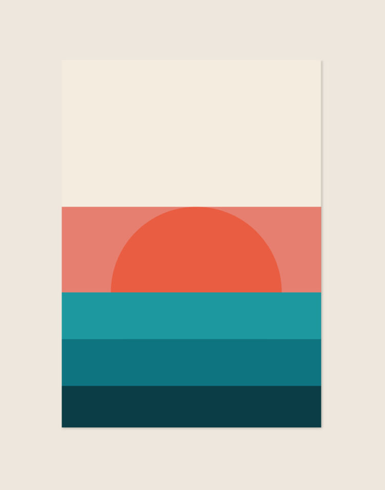 Stijlvolle retro poster van een geometrische zonsondergang met een rode zon, koraalroze horizon en tealblauwe horizontale lagen op een crèmekleurige achtergrond.