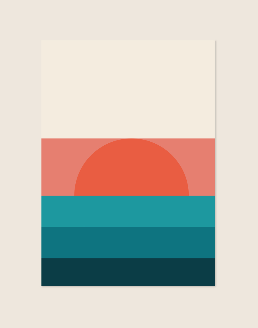 Stijlvolle retro poster van een geometrische zonsondergang met een rode zon, koraalroze horizon en tealblauwe horizontale lagen op een crèmekleurige achtergrond.