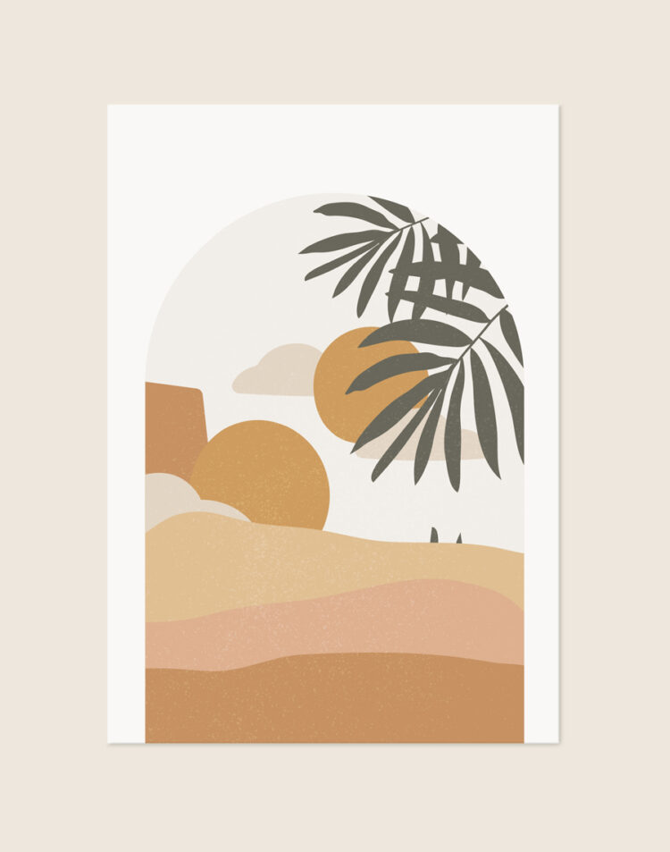 Minimalistische poster met een boogvenster waarin een landschap van terracotta duinen, zonne-elementen en donkergroene palmbladeren te zien is met fijne textuur.
