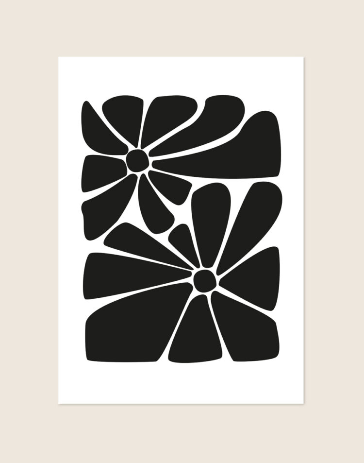Grafische zwart-wit poster met twee grote, abstract gevormde zwarte bloemen op een helderwitte achtergrond.