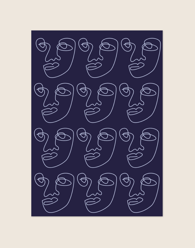 Minimalistische poster met een herhalend patroon van abstracte gezichten in lichte lijnkunst tegen een diepe, donkerblauwe achtergrond.