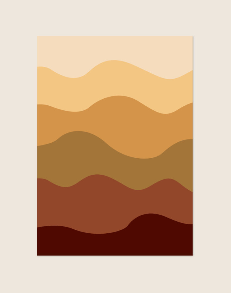 Abstracte poster met gelaagde, vloeiende golven in een kleurverloop van lichtbeige, warm okergeel, karamel en terracotta tot diepbruin.