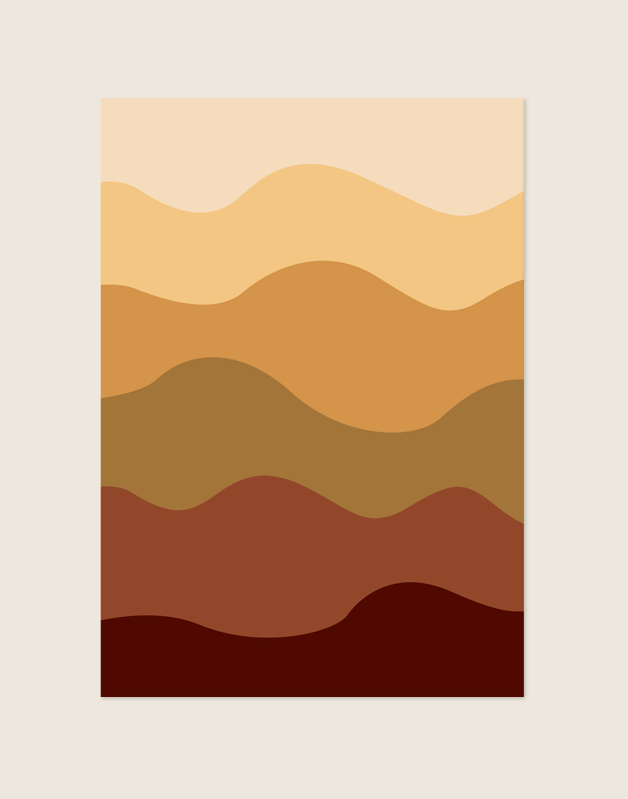 Abstracte poster met gelaagde, vloeiende golven in een kleurverloop van lichtbeige, warm okergeel, karamel en terracotta tot diepbruin.