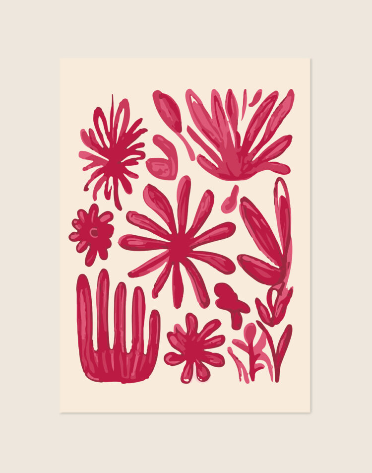 Abstracte botanische poster met geschilderde bloemen en koraalachtige vormen in frambozenroze en fuchsia op een zandkleurige achtergrond.