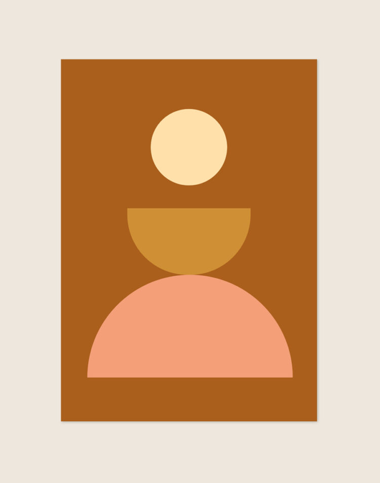 Minimalistische abstracte poster met een gestapelde toren van een roze halve cirkel, okergele schaal en lichte cirkel op een diep roestbruine achtergrond.