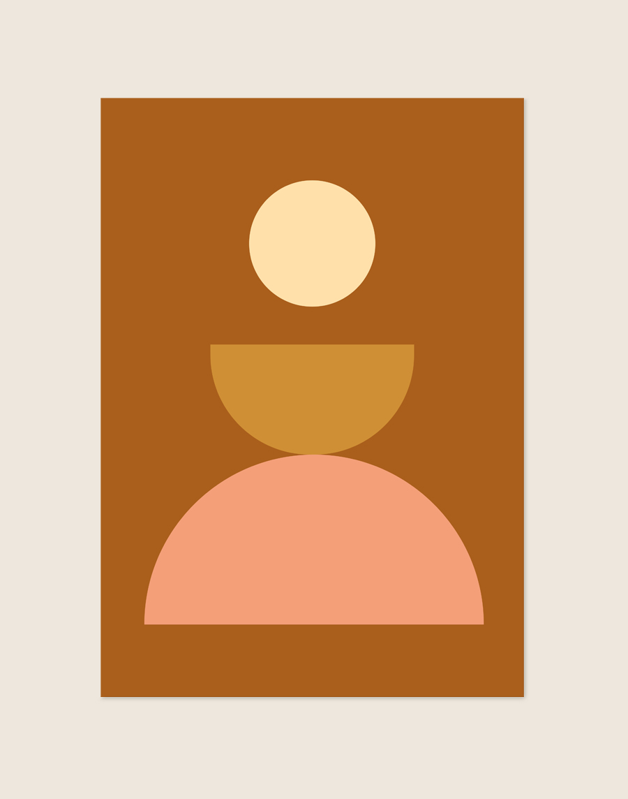 Minimalistische abstracte poster met een gestapelde toren van een roze halve cirkel, okergele schaal en lichte cirkel op een diep roestbruine achtergrond.