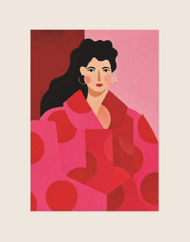 Illustratieve poster van een elegante vrouw met donker haar en oorbellen in een roze-rode outfit met stippen tegen een tweekleurige achtergrond.