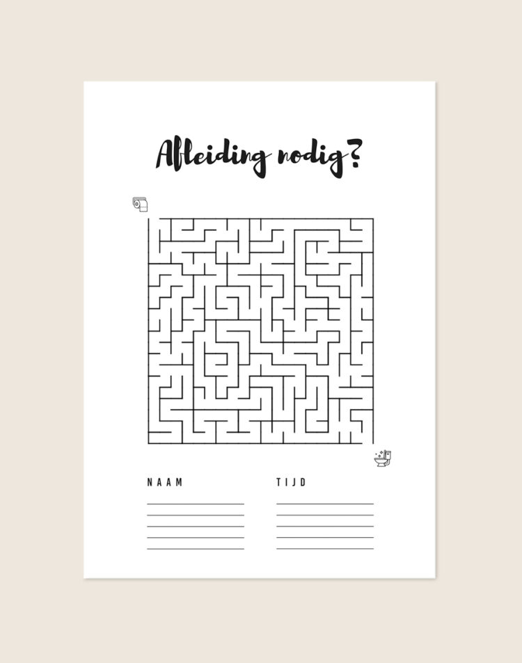 Minimalistische zwart-witte poster Afleiding nodig met een doolhof en invulvelden voor naam en tijd, sfeervol opgehangen in een toiletruimte.