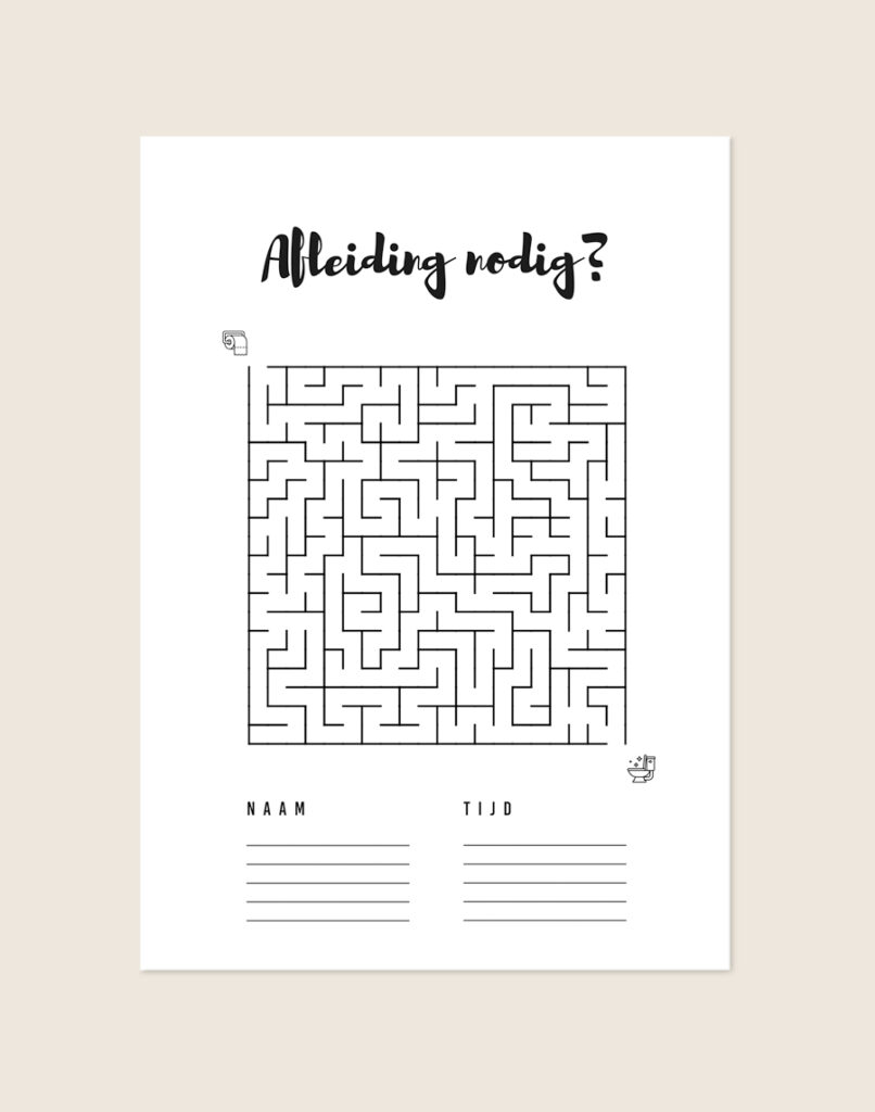 Minimalistische zwart-witte poster Afleiding nodig met een doolhof en invulvelden voor naam en tijd, sfeervol opgehangen in een toiletruimte.