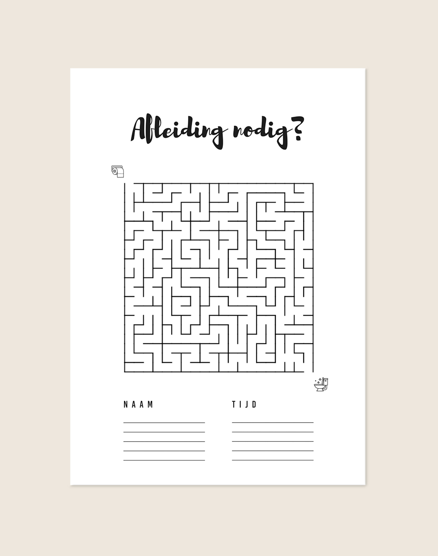 Minimalistische zwart-witte poster Afleiding nodig met een doolhof en invulvelden voor naam en tijd, sfeervol opgehangen in een toiletruimte.