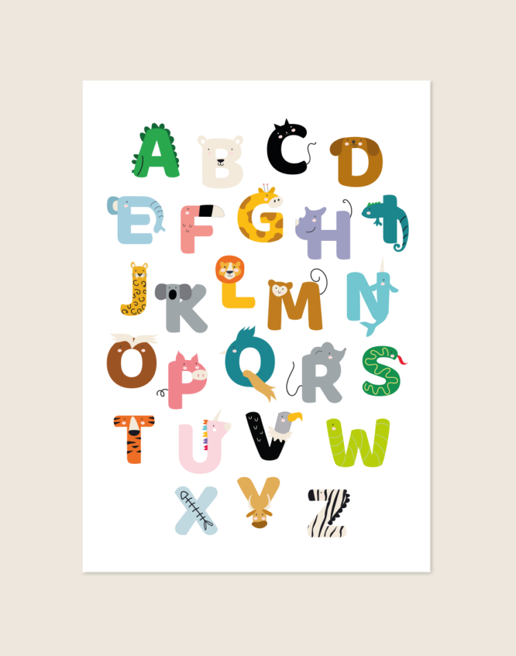 Een rechthoekige witte poster, gecentreerd op een effen lichtbeige achtergrond. Op de poster staat een vrolijk en kleurrijk dierenalfabet afgebeeld (van A tot en met Z). Elke blokletter is creatief geïllustreerd als een dier, waarbij de vorm van de letter naadloos overgaat in het dier zelf. Zo is de 'A' een groene krokodil, de 'C' een zwarte kat, de 'G' een gevlekte giraffe en is de 'Z' voorzien van zwart-witte zebrastrepen. De illustraties zijn ontworpen in een speelse, kinderlijke stijl met schattige gezichtjes en een breed palet aan heldere, zachte kleuren. Het geheel vormt een vrolijke en educatieve wandplaat, ideaal voor een baby- of kinderkamer.