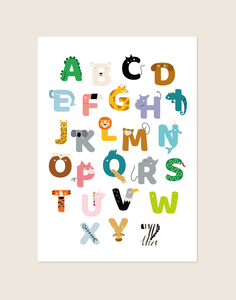 Een rechthoekige witte poster, gecentreerd op een effen lichtbeige achtergrond. Op de poster staat een vrolijk en kleurrijk dierenalfabet afgebeeld (van A tot en met Z). Elke blokletter is creatief geïllustreerd als een dier, waarbij de vorm van de letter naadloos overgaat in het dier zelf. Zo is de 'A' een groene krokodil, de 'C' een zwarte kat, de 'G' een gevlekte giraffe en is de 'Z' voorzien van zwart-witte zebrastrepen. De illustraties zijn ontworpen in een speelse, kinderlijke stijl met schattige gezichtjes en een breed palet aan heldere, zachte kleuren. Het geheel vormt een vrolijke en educatieve wandplaat, ideaal voor een baby- of kinderkamer.